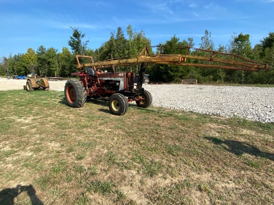 International 806 Lift Tractor, Model# F806d, Sn- 43428y, Hours Showing 204