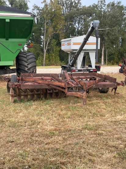 IH 480 DISC NO WINGS AND BROKE AXLE Live & Online Auction Auction Date: Sat