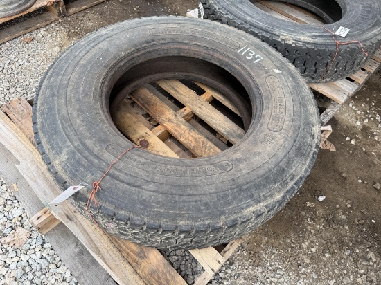 (1) 11r22.5 Tire