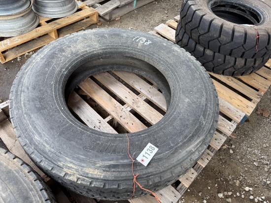 (1) 11r24.5 Tire