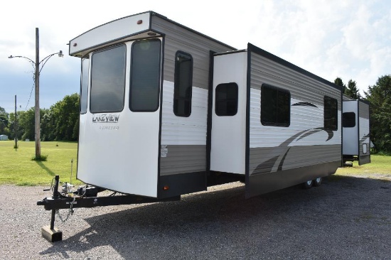 2017 Lakeview Limited by Breckenridge Approx. 40 Park Model Camper, Model 42WFDL Lakeview Camper,