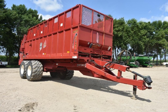2018 Meyer Crop Max 9524 Turbo Spread Manure Spreader on Meyer AFX3000 Frame,