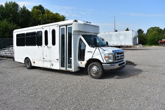 2005 Ford E-450 Super Duty, V-10, Approx 18 Passenger Bus,