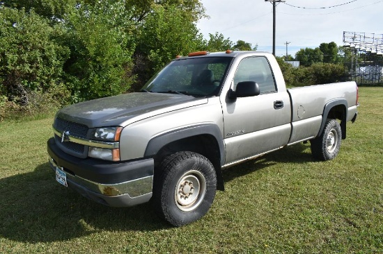 2003 Chevy 2500 HD Regular Cab Pickup, 4X4, 8' Box, Auto, 6.0 Liter Gas Engine, Cloth Interior,