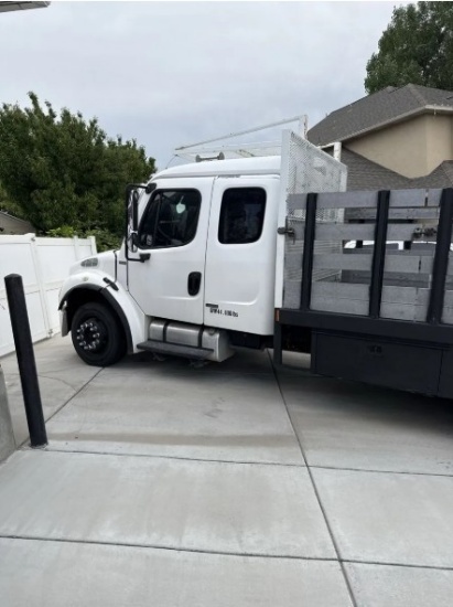 2004 Freightliner M2 106 Flatbed Truck