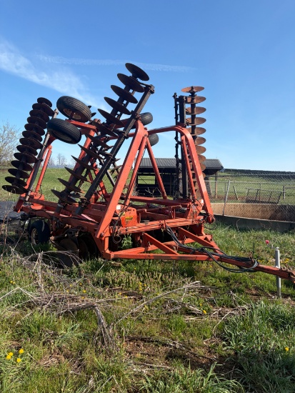 Allis chalmers 2600, 28 foot all new disc and bearings on the inside, taylor made middle buster, 21â