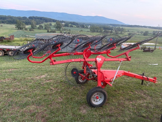 Kuhn SR110 Gll pull type, 10 wheel speed rake, very lightly used, has center kicker wheel
