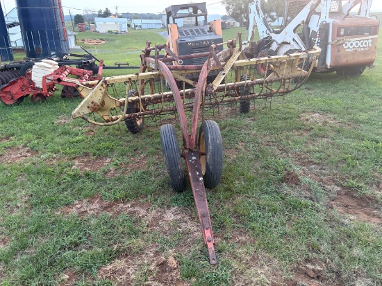 New holland 256 rolabar rake, has spring teeth