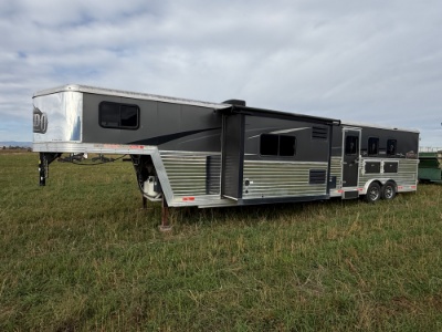 Buffalo Horse Trailer w/ Living Quarters