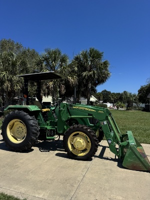 John Deere 5055e W/ Loader