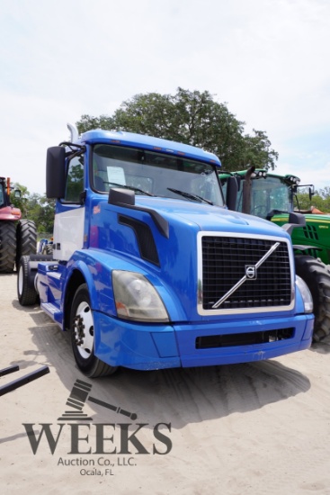 VOLVO D13 SEMI TRUCK (R)