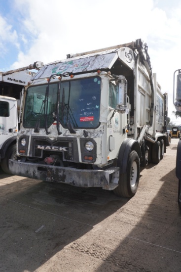 MACK GARBAGE TRUCK