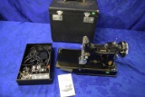 VINTAGE SINGER FEATHER WEIGHT SEWING MACHINE!