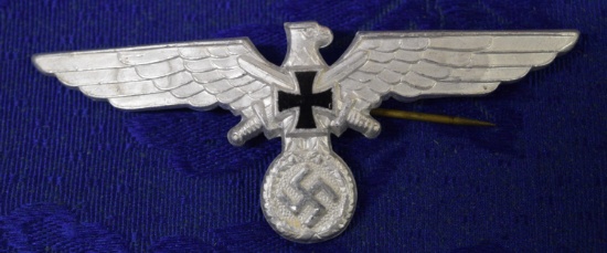 VETERANS SILVERED METAL BREAST EAGLE PIN!