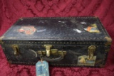 GREAT VINTAGE TRUNK WITH METAL CLASPS!