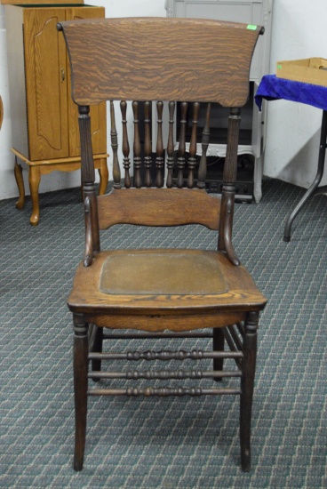 ANTIQUE OAK CHAIR!