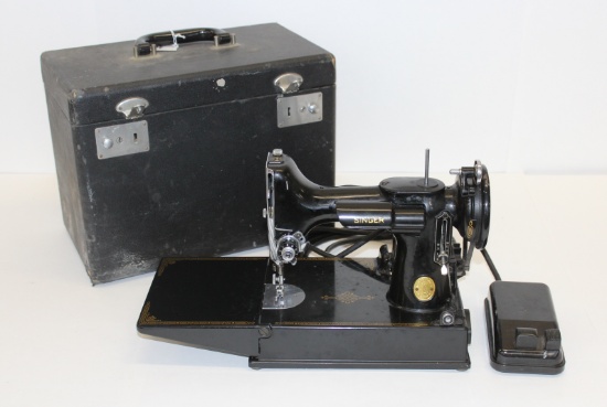 1948 Singer Featherweight Sewing Machine With Case