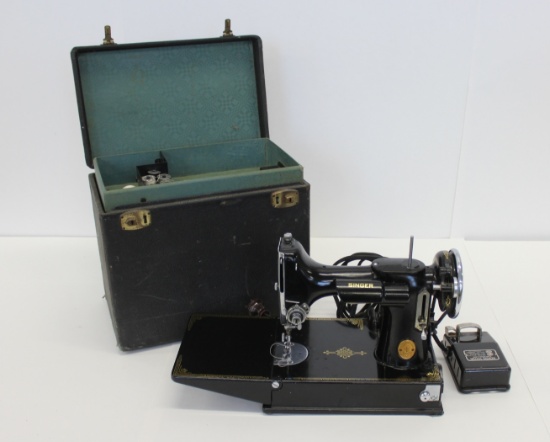 1934 Singer Featherweight Sewing Machine With Case