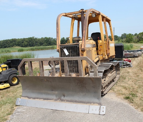 JOHN DEERE 450 G CRAWLER DOZER, SERIAL # CF795711, ROPS, 726.2 HOURS, RUNS FINE