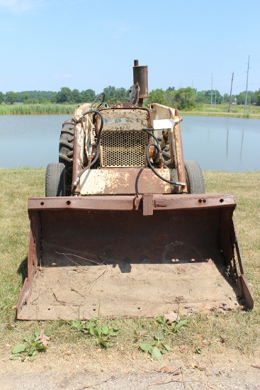 FORD APPROXIMATE MODEL 3000 GAS LOADER TRACTOR, NO 3 PT., VERY ROUGH BUT RUNS