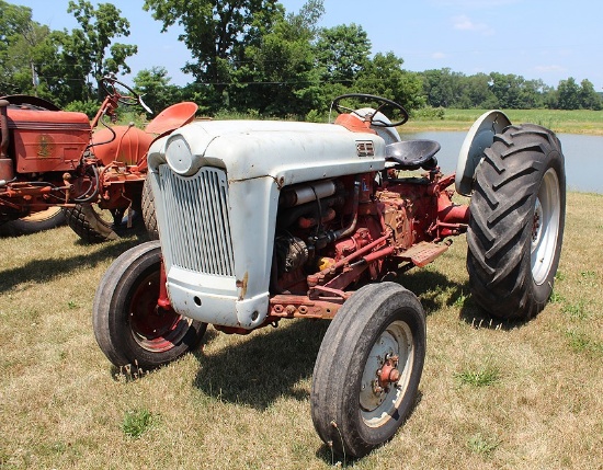 FORD  601, POWER STEERING, 3 PT. GAS TRACTOR, IT IS A SELECTOMATIC AND NO FRONT EMBLEM