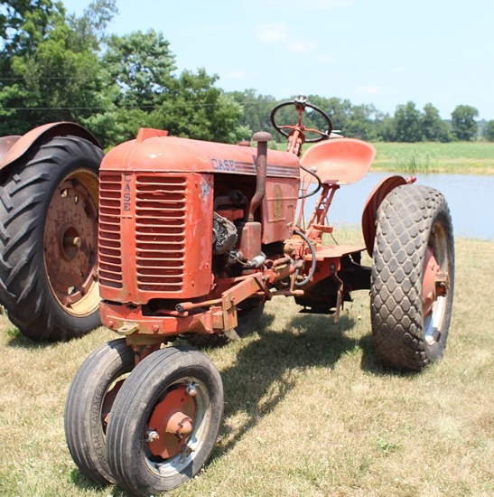 CASE VAC NARROW FRONT GAS TRACTOR, HYDRAULIC LIFT, TURF TIRE, RUBBER BAD, POWER STEERING, SERIAL #GA