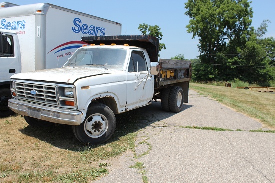 1994 FORD 350 DUAL WHEELED DUMP TRUCK, 8' BED, AUTO TRANSMISSIO, ROUGH BUT RUNS AND LOW MILES