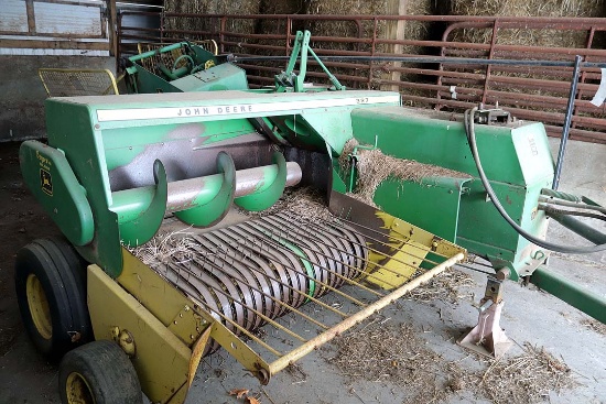 John Deere 327 Baler
