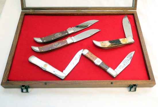 (5) HUNTING KNIVES IN THE CASE 1984, 1985, 1986, 1987, 1988 BY KA-BAR VARIE