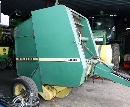 John Deere 330 Round Baler