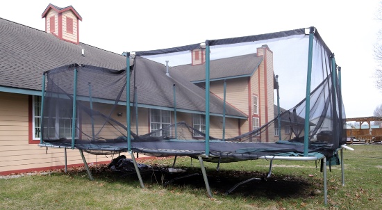 HEAVY DUTY TRAMPOLINE W/CURTAIN