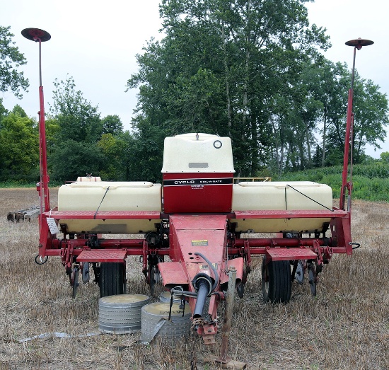 International Cyclo Dial-A-Rate model 400, wide row planter w/ 3 drums, old but clean unit
