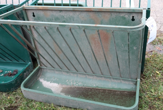 HAY AND GRAIN FEEDER