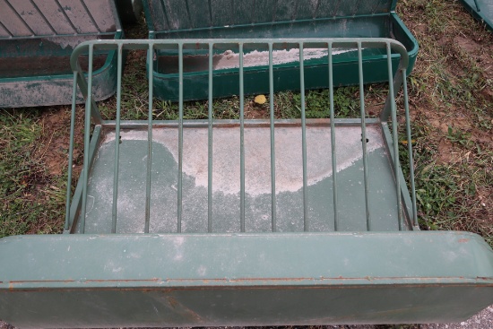 HAY AND GRAIN FEEDER