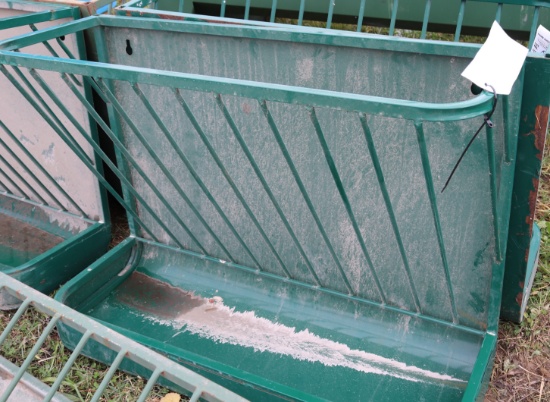 HAY AND GRAIN FEEDER