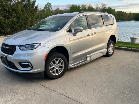 2022 Chrysler Pacifica Braunability Van