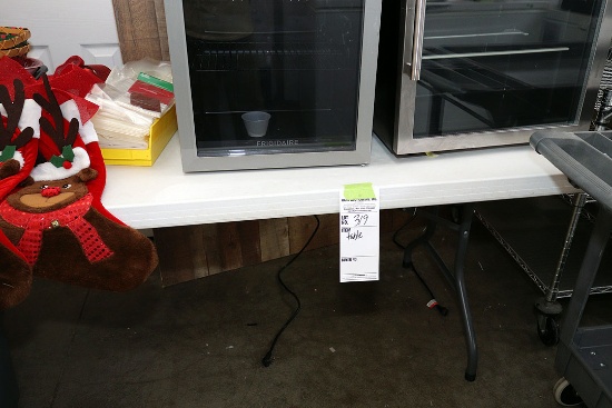 FOLDING TABLE