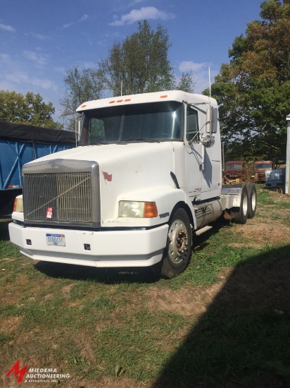 1991 WHITE GMC, VOLVO TANDEM AXLE SEMI TRUCK WITH SLEEPER, DETROIT SERIES 60 DIESEL, 9 SPEED TRANSMI