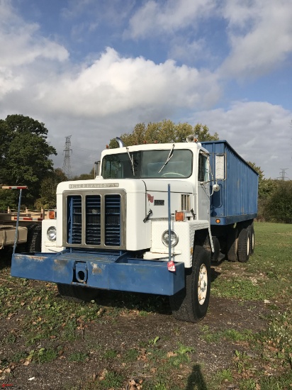 1978 INTERNATIONAL PAYSTAR 5000 TANDEM AXLE GRAIN TRUCK, 8V7 DETROIT, 13 SPEED, AIR BRAKES, 22' BOX