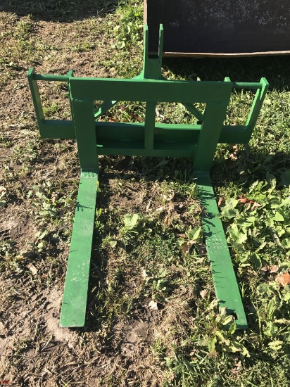 LOADER FOR ATTACHMENT