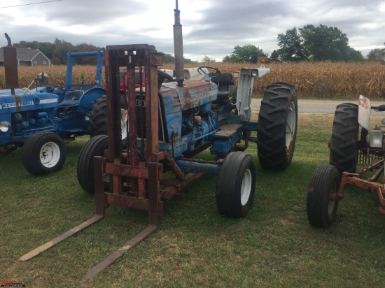 FORD 7600 TRACTOR WITH FRONT FORKLIFT ATTACHMENT, 3 PT PTO, NO TOP LINK, (3) REMOTES, 34" REAR TIRES