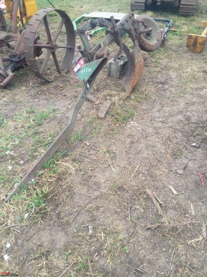 JOHN DEERE M SERIES MOUNTED PLOW