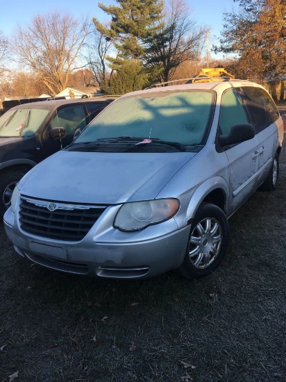 2006 CHRYSLER TOWN AND COUNTRY VAN, 7-PASSENGER, 3.8L V6 GAS ENGINE, AUTO TRANSMISSION, CLOTH INTERI