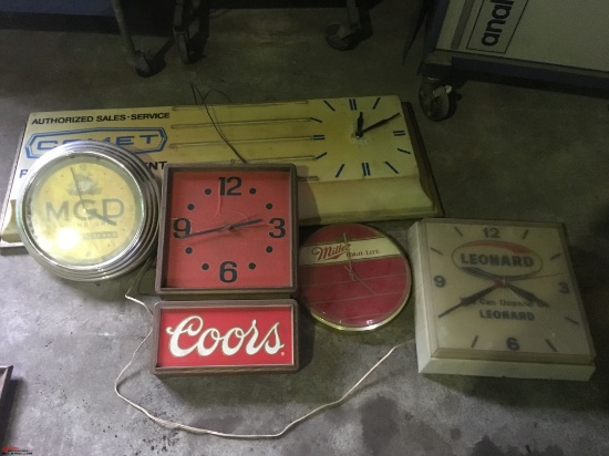 ASSORTED HANGING CLOCKS