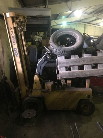 FORKLIFT WITH WOODEN CRATE FULL OF ENGINE AND PARTS, RUNNING CONDITION UNKNOWN