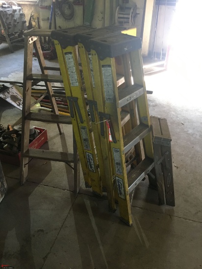 LOUISVILLE 4' STEP LADDERS (3), ALSO WOODEN 4' STEP LADDER AND WOODEN 2' STEP LADDER