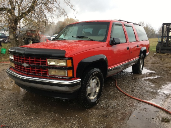 1994 CHEVROLET SUBURBAN, 4 DOOR, 4 WHEEL DRIVE, 5.7 LITER GAS ENGINE, AUTOMATIC TRANSMISSION, POWER