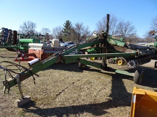 KINZE MANUAL REAR FOLD 17-ROW 20'' PLANTER, SET UP WITH BRUSH METERS FOR SO