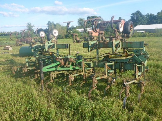 JOHN DEERE 85 CULTIVATOR, 3PT, 28', HYDRAULIC WINGS, COMES WITH SOME SPARE