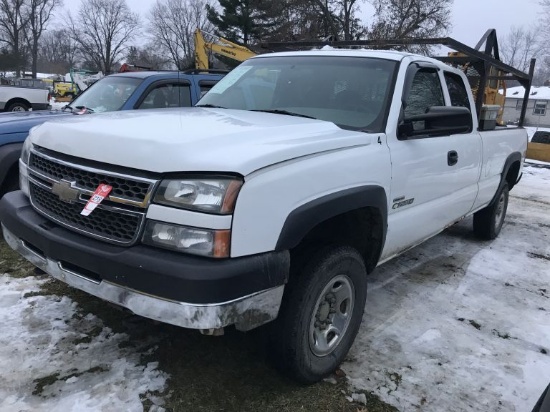 2005 CHEVY 2500 EXTENDED CAB PICKUP WITH LADDER RACK, DURAMAX DIESEL ENGINE